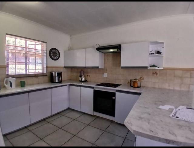 3 BEDROOM TOWNHOUSE FOR SALE IN HELIKONPARK